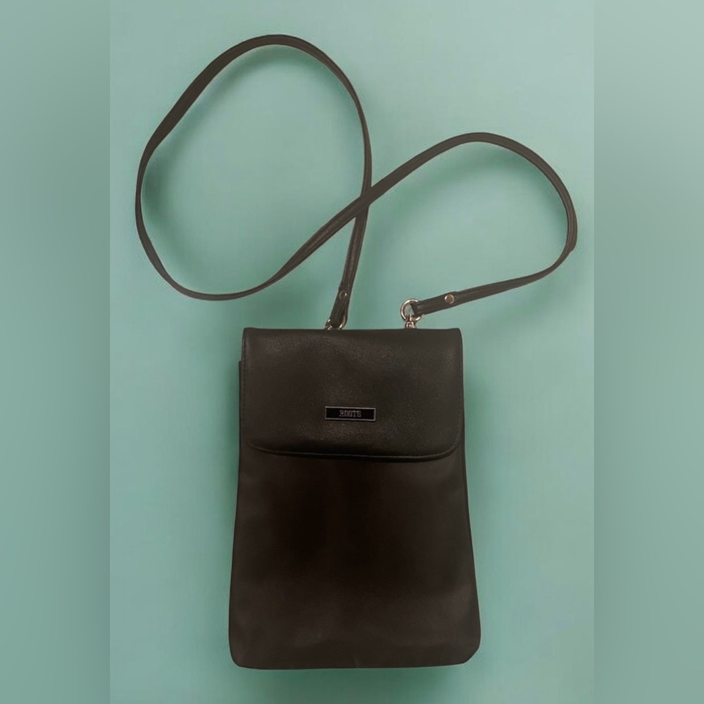 Roots Black Leather Flap Crossbody Bag Silver/Black Logo. - Picture 4 of 5